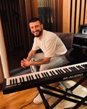 Michal Instagram - Team building time… J’aime tellement cette partie de mon travail de coach vocal! Vous en avez déjà fait dans vos lieux de travail? #teambuilding