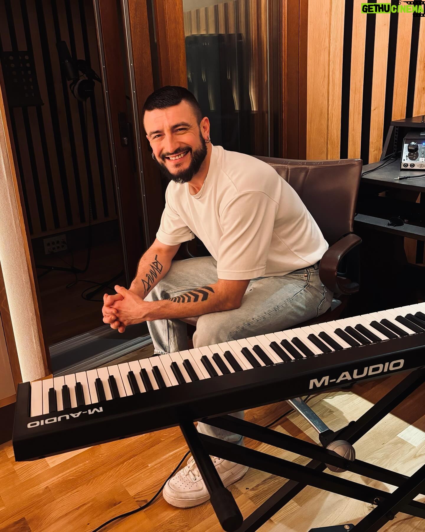 Michal - 535 Likes - Team building time… J’aime tellement cette partie de mon travail de coach vocal! Vous en avez déjà fait dans vos lieux de travail? #teambuilding