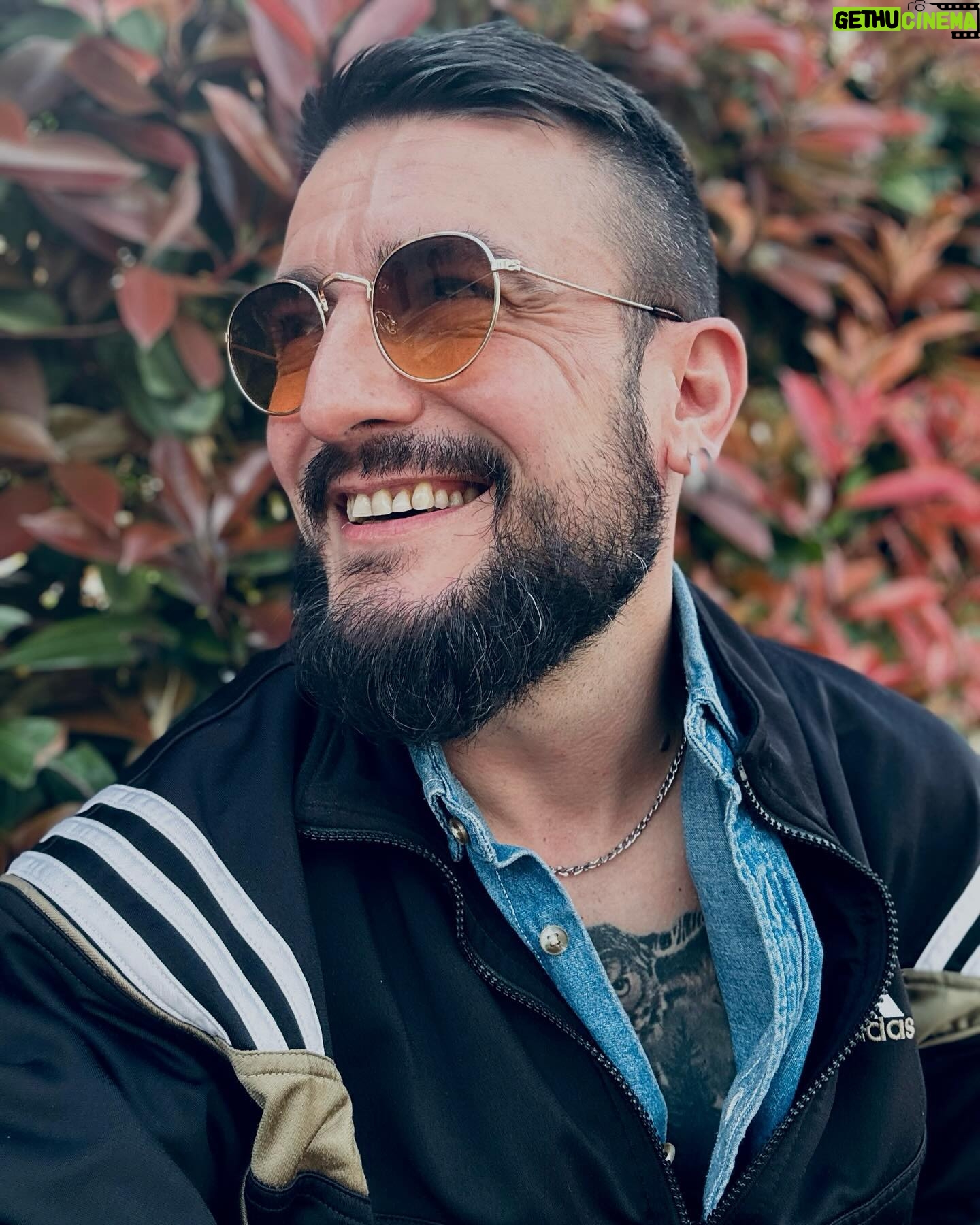 Michal - 515 Likes - Bon mercredi! Comment allez-vous? #mercredi #printemps #springtime #smile #beard #bearded #sunglasses #paris #tattoo #instatattoo #instabeard