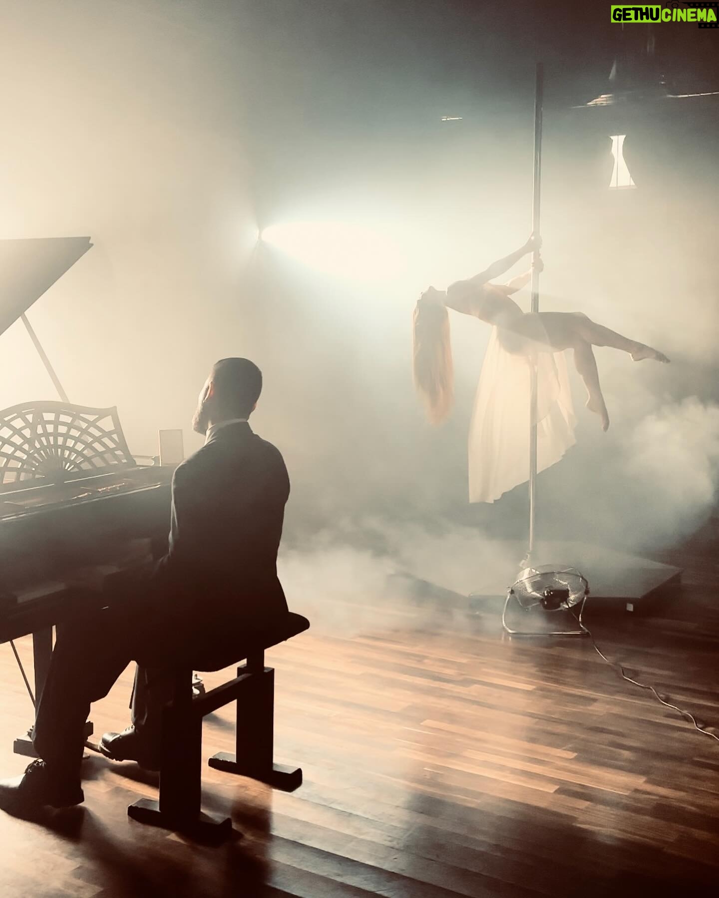Michal - 532 Likes - Je voudrais remercier Claire Francisci-Ducret d’avoir rendu le clip THE WOMEN I LOVE si magique. Claire, tu as incarné à merveille cette présence féminine si importante dans ma vie. Merci d’avoir compris mon histoire, d’avoir été si talentueuse, professionnelle et poétique. Je n’oublierai jamais… ❤️ #thewomenilove