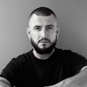 Michal Instagram - Ce soir c’était l’ouverture des JO à Paris ( quel bonheur d’avoir revu et entendu Céline Dion) mais mes pensées vont vers Sinead O’Connor qui nous a quitté il y’a un an pile et pour qui je me suis rasé la tête pour la première fois en 2000 :) Et je continue de le faire ;) Thank you Sinead ❤️ 26/07 #sineadoconnor #1year #hommage #nothingcompares2u #jeuxolympiques #jo #paris #celinedion