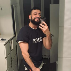 Michal Instagram - Bonjour vendredi! C’est bientôt le weekend! Qu’avez-vous prévu? Ps. J’ai piqué le t-shirt « coach » à @bixente__music , je me sens privilégié ;) Bisous! #vendredi