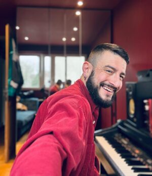 Michal Instagram - Hello! Sourire de vendredi. Quels sont vos projets pour le weekend? Je vous embrasse! #vendredi #selfie #studiomichal
