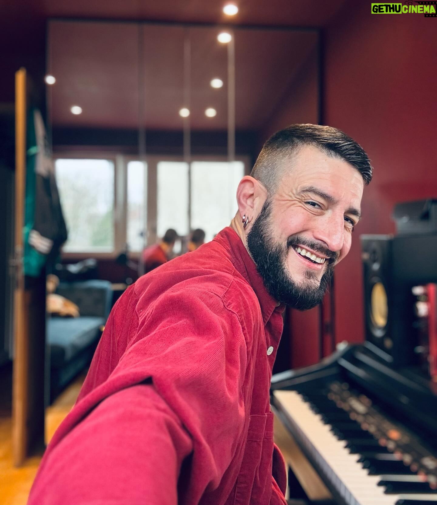 Michal - 474 Likes - Hello! Sourire de vendredi. Quels sont vos projets pour le weekend? Je vous embrasse! #vendredi #selfie #studiomichal