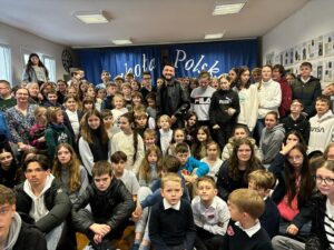 Michal Instagram - Dziękuję uczniom i nauczycielom Szkoły Polskiej w Paryżu za cudowne spotkanie! Merci aux élèves et profs de l’école polonaise à Paris pour cette jolie rencontre! #szkolapolskawparyzu #paryz #paris