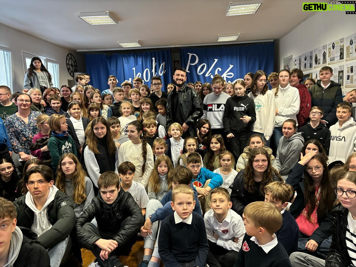 Michal - 522 Likes - Dziękuję uczniom i nauczycielom Szkoły Polskiej w Paryżu za cudowne spotkanie! Merci aux élèves et profs de l’école polonaise à Paris pour cette jolie rencontre! #szkolapolskawparyzu #paryz #paris