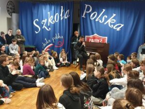 Michal Instagram - Dziękuję uczniom i nauczycielom Szkoły Polskiej w Paryżu za cudowne spotkanie! Merci aux élèves et profs de l’école polonaise à Paris pour cette jolie rencontre! #szkolapolskawparyzu #paryz #paris