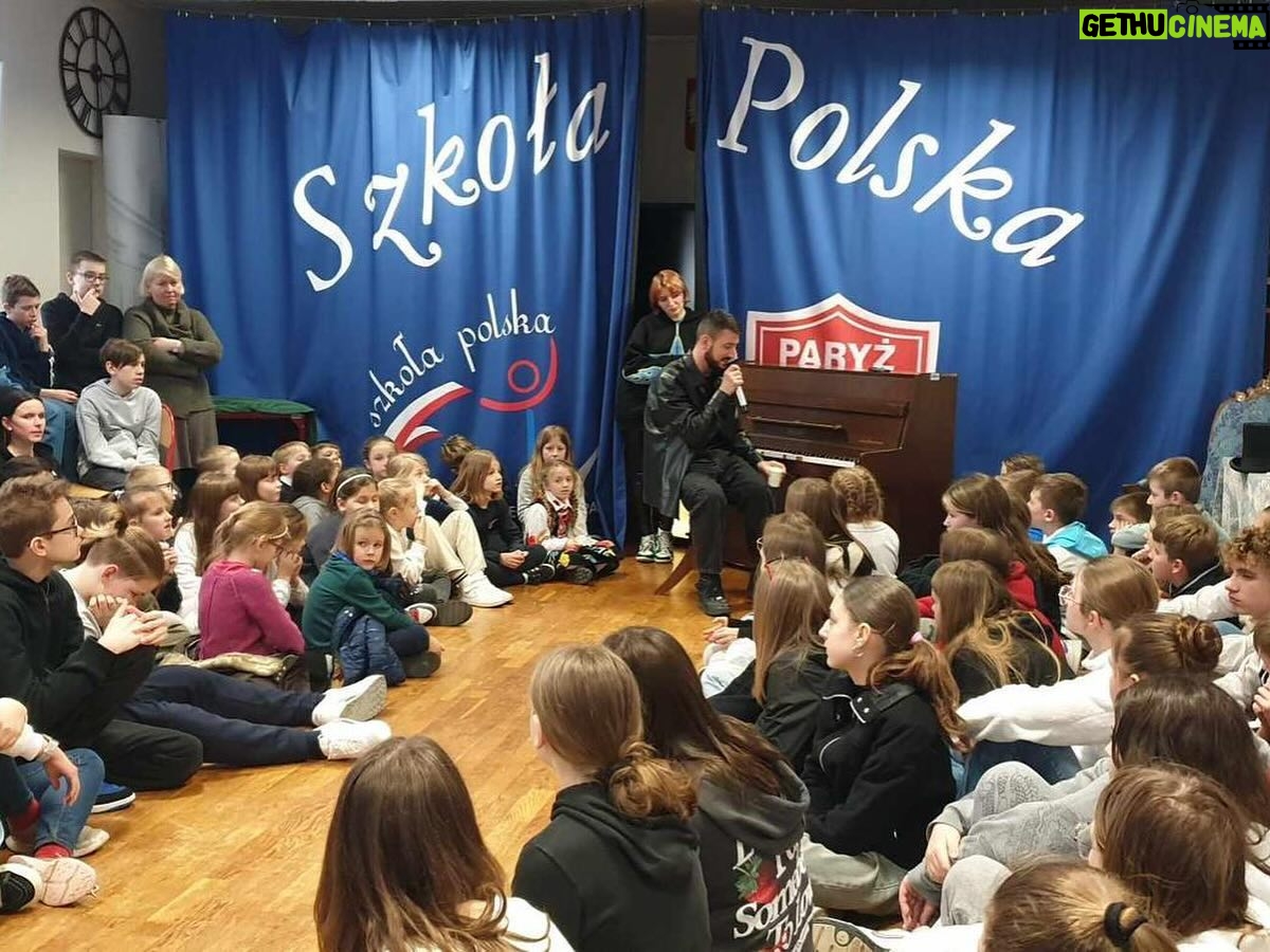 Michal - 522 Likes - Dziękuję uczniom i nauczycielom Szkoły Polskiej w Paryżu za cudowne spotkanie! Merci aux élèves et profs de l’école polonaise à Paris pour cette jolie rencontre! #szkolapolskawparyzu #paryz #paris
