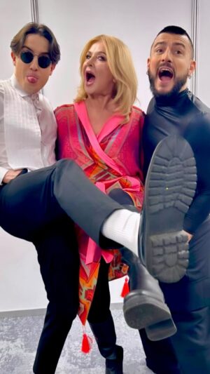 Michal Instagram - Na backstage’u @sylwesterpolsat fajnie jest! Za chwilę pełna relacja z Sylwestra w moim pierwszym w tym roku vlogu na kanale youtube a tymczasem rolka w pięknym szlafroku od @julitajanicka z przymrużeniem oka 
#sylwestrowamocprzebojów #kulisybiznesu #bracia #muzykałączypokolenia #popromantyk #showbiznes
