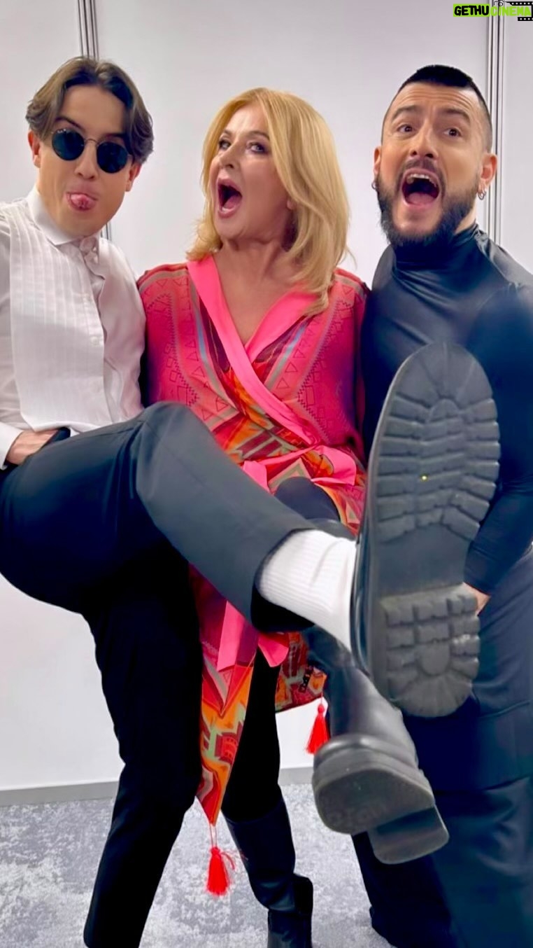 Michal - 1.1K Likes - Na backstage’u @sylwesterpolsat fajnie jest! Za chwilę pełna relacja z Sylwestra w moim pierwszym w tym roku vlogu na kanale youtube a tymczasem rolka w pięknym szlafroku od @julitajanicka z przymrużeniem oka
#sylwestrowamocprzebojów #kulisybiznesu #bracia #muzykałączypokolenia #popromantyk #showbiznes