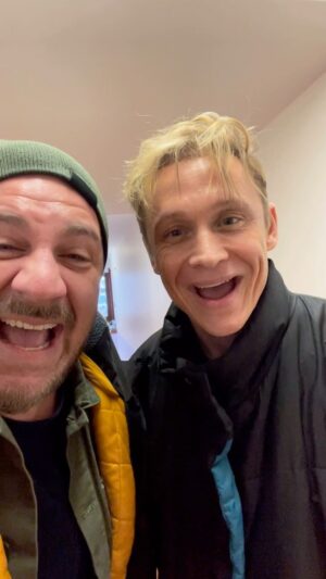 Michal Holán Instagram - Kamarádi už v roce 2008 jsem daboval tohohle super herce @matthiasschweighoefer ve filmu Rudý baron a potom v hodně dalších filmech , které natočil 🤩❤️ je to světová herecká hvězda a tohle pro mě byla velká čest ❤️ udělalo mi obrovskou radost , když jsem šel na Barrandově na malou a náhodou jsme se míjeli ve dveřích ,  že jsem ho oslovil , s tím , ze jsem jeho český hlas a on byl velice milej , říkal , že je to funny a natočil se mnou tohle krátký videjko , byl mega sympatickej , super člověk , tak jsem se musel o tenhle , pro mě krásný zážitek podělit 🤩❤️🙏 krásný den všem ❤️🤩🙏