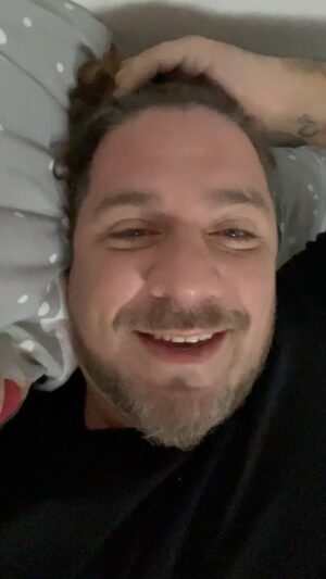 Michal Holán Instagram - Krásné Vánoční svátky všem kamarádi ❤️🤩🎄💫 nahrál jsem video hned po probuzení a teď už se jdu věnovat mojí milované rodince ❤️ myslím na všechny rodiny , které budou prožívat Vánoce v bolesti a je mi to strašně moc lito a bolí mě to u srdce. A jak jsem říkal ve videu , dneska musíme hodit tyhle myšlenky v nejlepším slova smyslu za hlavu a právě v tenhle sváteční den myslet na rodinu , na deti , na přátele, na ty kteří už s námi nejsou a vzájemně si dávat nejen dárky , ale hlavně lásku ❤️ mějme se všichni navzájem rádi a važme si toho co máme ❤️ ze srdce si přeju , ať vítězí dobro nad zlem na každém rohu, tak jak to bývá v pohádkách a lidi stojí při sobě a vzájemně se respektují , chovají se k sobě slušně a váží si času který nám byl na téhle krásné planetě dán ❤️🙏 Šťastné a veselé Vánoce přátelé 😇❤️🎄💫💫💫