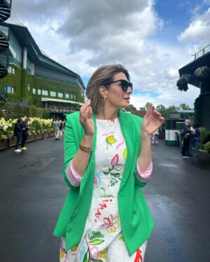 Michelle Collins Instagram - Cosplaying as a WASP is impossible for me but I gave it my best!! 🎾 Dream day @wimbledon from start to finish, including falling to my knees over an ottoman in a dark movie theater at 1AM only to be recognized by someone at that very moment. A full recap to come on the show tomorrow but big thanks to @simonenathan for my make-a-mich wish watching the only sport I acknowledge other than the Olympics 🍓 Need to figure out how to crash it again asap I’m addicted #MayorWimbie