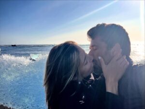Michelle Renaud Instagram - @matlechat te amo TANTO, amo todo lo que estamos viviendo, todo lo que hemos vivido y todos los regalos que nos da la vida !! Ser tu amiga, tu novia y tu esposa es lo mejor que me ha pasado ♥️
La vida me ama 🥰😎