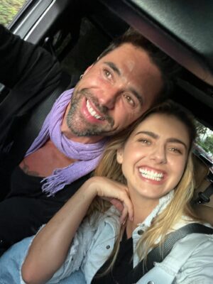 Michelle Renaud Instagram - @matlechat te amo TANTO, amo todo lo que estamos viviendo, todo lo que hemos vivido y todos los regalos que nos da la vida !! Ser tu amiga, tu novia y tu esposa es lo mejor que me ha pasado ♥️
La vida me ama 🥰😎