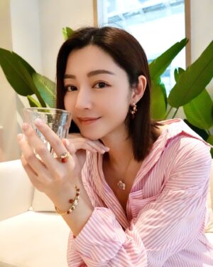 Michelle Wai Instagram - 天氣越來越熱，係時候為自己打造一個充滿夏日氣息嘅造型，盡情享受呢個陽光燦爛嘅季節！☀️

巴黎首飾品牌Les Néréides最新系列將大自然元素巧妙融入設計當中，清新脫俗嘅花卉🌸、活力四射嘅水果🍎以及活潑可愛嘅小鳥🦜 ，各種夏日元素喺精緻高雅嘅首飾上展現得淋漓盡致，加上品牌獨特法式設計風格，令人配戴時更添一分優雅高貴感🇫🇷

由即日起至7月31日，只要用我嘅獨家優惠碼【MichellexLN】即可以9折優惠喺Les Néréides門市購買任何正價產品啦！

#Lesnereideshongkong #Lesnereideshk #Lesnereides #法式穿搭 @lesnereidesparis_hongkong @adifffhk