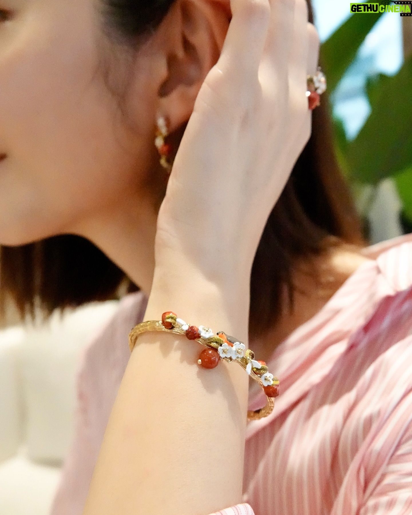 Michelle Wai - 5.2K Likes - 天氣越來越熱,係時候為自己打造一個充滿夏日氣息嘅造型,盡情享受呢個陽光燦爛嘅季節!☀️
巴黎首飾品牌Les Néréides最新系列將大自然元素巧妙融入設計當中,清新脫俗嘅花卉🌸、活力四射嘅水果🍎以及活潑可愛嘅小鳥🦜 ,各種夏日元素喺精緻高雅嘅首飾上展現得淋漓盡致,加上品牌獨特法式設計風格,令人配戴時更添一分優雅高貴感🇫🇷
由即日起至7月31日,只要用我嘅獨家優惠碼【MichellexLN】即可以9折優惠喺Les Néréides門市購買任何正價產品啦!
#Lesnereideshongkong #Lesnereideshk #Lesnereides #法式穿搭 @lesnereidesparis_hongkong @adifffhk