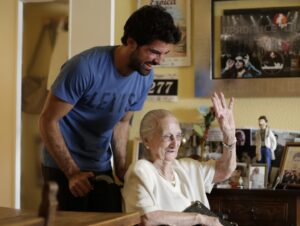 Miguel Ángel Muñoz Instagram - Querida Tata,

Hace un año te acompañaba en el viaje tan largo que ibas a emprender, de la misma manera que tu acompañaste a tu madre Carmen. En su casa, tranquila, con mucha paz, amor y dándole la mano hasta su último suspiro. 🕊️ 
Tú tenías 40 años. Yo también. 

Siempre te decía que quizá ahí comenzaste a vivir tu vida, aunque los otros 58 años que viviste también los dedicaste a cuidar a otras personas. Entre ellas a mi. Te lo agradeceré siempre 🙏🏼

Entregaste tu vida a los demás y quizá no pudiste vivir lo que realmente te merecías pero siempre estabas sonriendo, sin una queja y trasmitiendo felicidad a todas las personas que han estado cerca de ti. 

Hoy cierro los ojos y reviso nuestra vida juntos y me siento tremendamente agradecido y orgulloso de lo vivido y a pesar del dolor que tengo por no poder abrazarte, olerte, besarte… se me sigue llenado el corazón de AMOR que repara un poquito el este duelo en el que sigo inmerso y que siento que me acompañará toda la vida… ❤️‍🩹

Se que en algún momento de la vida podré llevarlo como tú lo hacías con tu mamá, mi bisabuela Aurelia y el resto de personas que se fueron antes que tú. 
Con mucho amor ♥️ y celebrando en vida todos los buenos momentos vividos y también celebrando el día que se marcharon a descansar en Paz, como tú decías.

Hoy Doña Luisina Cantero, te celebro también porque quizá lo mas bonito que he podido vivir a tu lado, fue este día en el que nos dimos nuestro último abrazo. 🙏🏼

Te querré siempre Tata. Y sé que nos volveremos a abrazar cuando me toque a mí irme a descansar contigo 🤍
