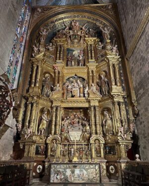Miguel Bosé Instagram - VISITANDO LA CATEDRAL DE MALLORCA. UNA ABSOLUTA BELLEZA. MEMORABLES LAS TERRAZAS EN ALTURA BAJO SUS CONTRAFUERTES, LA CAPILLA DE BARCELÓ Y EL ROSETÓN MÁS GRANDE DEL MUNDO ENTRE LAS CATEDRALES GÓTICAS.
