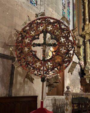 Miguel Bosé Instagram - VISITANDO LA CATEDRAL DE MALLORCA. UNA ABSOLUTA BELLEZA. MEMORABLES LAS TERRAZAS EN ALTURA BAJO SUS CONTRAFUERTES, LA CAPILLA DE BARCELÓ Y EL ROSETÓN MÁS GRANDE DEL MUNDO ENTRE LAS CATEDRALES GÓTICAS.