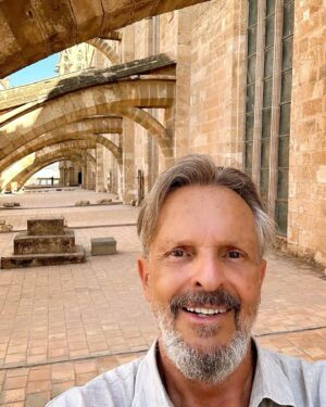 Miguel Bosé Instagram - VISITANDO LA CATEDRAL DE MALLORCA. UNA ABSOLUTA BELLEZA. MEMORABLES LAS TERRAZAS EN ALTURA BAJO SUS CONTRAFUERTES, LA CAPILLA DE BARCELÓ Y EL ROSETÓN MÁS GRANDE DEL MUNDO ENTRE LAS CATEDRALES GÓTICAS.
