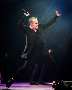 Miguel Bosé Instagram - MORIR DE AMOR …