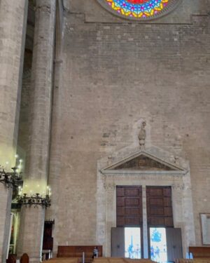 Miguel Bosé Instagram - VISITANDO LA CATEDRAL DE MALLORCA. UNA ABSOLUTA BELLEZA. MEMORABLES LAS TERRAZAS EN ALTURA BAJO SUS CONTRAFUERTES, LA CAPILLA DE BARCELÓ Y EL ROSETÓN MÁS GRANDE DEL MUNDO ENTRE LAS CATEDRALES GÓTICAS.