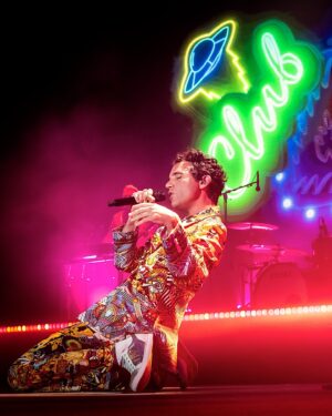 Mika Instagram - Le stelle ieri sera erano ovunque!  Stelle nel pubblico, stelle nel cielo, stelle nei nostri cuori che battevano all’unisono. È stata la perfetta notte d’estate in Italia. Che pubblico spettacolare! È una gioia essere tornati e suonare di nuovo per tutti voi. A presto. 🙏🙏❤️❤️

The stars were out last night in Lucca. Stars in the audience, stars in the sky, the perfect summer night in Italy. What a spectacular crowd. A joy to be back and to play for you all again. Until very soon. 🙏🙏❤️❤️

📸 @danilodauriafoto
📸 1, 5, 7 @francescoprandoni

👕 by Atelier Mika
