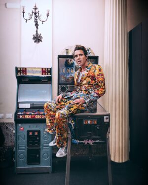 Mika Instagram - Le stelle ieri sera erano ovunque!  Stelle nel pubblico, stelle nel cielo, stelle nei nostri cuori che battevano all’unisono. È stata la perfetta notte d’estate in Italia. Che pubblico spettacolare! È una gioia essere tornati e suonare di nuovo per tutti voi. A presto. 🙏🙏❤️❤️

The stars were out last night in Lucca. Stars in the audience, stars in the sky, the perfect summer night in Italy. What a spectacular crowd. A joy to be back and to play for you all again. Until very soon. 🙏🙏❤️❤️

📸 @danilodauriafoto
📸 1, 5, 7 @francescoprandoni

👕 by Atelier Mika