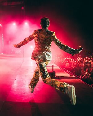 Mika Instagram - Le stelle ieri sera erano ovunque!  Stelle nel pubblico, stelle nel cielo, stelle nei nostri cuori che battevano all’unisono. È stata la perfetta notte d’estate in Italia. Che pubblico spettacolare! È una gioia essere tornati e suonare di nuovo per tutti voi. A presto. 🙏🙏❤️❤️

The stars were out last night in Lucca. Stars in the audience, stars in the sky, the perfect summer night in Italy. What a spectacular crowd. A joy to be back and to play for you all again. Until very soon. 🙏🙏❤️❤️

📸 @danilodauriafoto
📸 1, 5, 7 @francescoprandoni

👕 by Atelier Mika