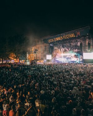 Mika Instagram - Le stelle ieri sera erano ovunque!  Stelle nel pubblico, stelle nel cielo, stelle nei nostri cuori che battevano all’unisono. È stata la perfetta notte d’estate in Italia. Che pubblico spettacolare! È una gioia essere tornati e suonare di nuovo per tutti voi. A presto. 🙏🙏❤️❤️

The stars were out last night in Lucca. Stars in the audience, stars in the sky, the perfect summer night in Italy. What a spectacular crowd. A joy to be back and to play for you all again. Until very soon. 🙏🙏❤️❤️

📸 @danilodauriafoto
📸 1, 5, 7 @francescoprandoni

👕 by Atelier Mika