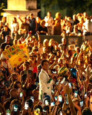 Mika Instagram - Le stelle ieri sera erano ovunque!  Stelle nel pubblico, stelle nel cielo, stelle nei nostri cuori che battevano all’unisono. È stata la perfetta notte d’estate in Italia. Che pubblico spettacolare! È una gioia essere tornati e suonare di nuovo per tutti voi. A presto. 🙏🙏❤️❤️

The stars were out last night in Lucca. Stars in the audience, stars in the sky, the perfect summer night in Italy. What a spectacular crowd. A joy to be back and to play for you all again. Until very soon. 🙏🙏❤️❤️

📸 @danilodauriafoto
📸 1, 5, 7 @francescoprandoni

👕 by Atelier Mika