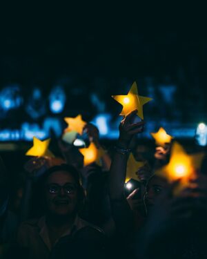 Mika Instagram - Le stelle ieri sera erano ovunque!  Stelle nel pubblico, stelle nel cielo, stelle nei nostri cuori che battevano all’unisono. È stata la perfetta notte d’estate in Italia. Che pubblico spettacolare! È una gioia essere tornati e suonare di nuovo per tutti voi. A presto. 🙏🙏❤️❤️

The stars were out last night in Lucca. Stars in the audience, stars in the sky, the perfect summer night in Italy. What a spectacular crowd. A joy to be back and to play for you all again. Until very soon. 🙏🙏❤️❤️

📸 @danilodauriafoto
📸 1, 5, 7 @francescoprandoni

👕 by Atelier Mika