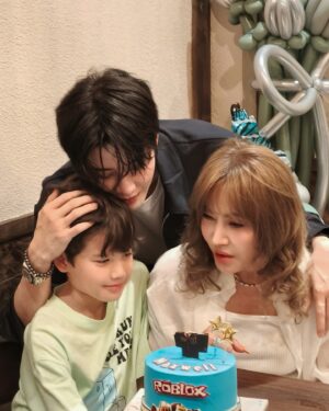 Mike Angelo Instagram - Happy Birthday my lil boy 10ขวบแล้วน้าเลข10แล้วไม่ใช่เด็กๆแล้ว เก่งมากๆที่ผ่านมาได้แล้วยังทำให้ดี๊ภูมิใจมากๆด้วย วันนึงกลับมาย้อนดูความอบอุ่นนี้น้า แล้วก็มีความสุขมากๆ ไม่คาดหวังอะไรเลย เป็นเด็กดีก็พอแล้วแค่ที่พี่แม็กซ์เป็นอยู่ก็ดีที่สุดแล้ว❤️❤️❤️