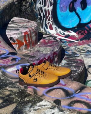 Mike Escamilla Instagram - Fun excursion with homie @jeremy_wray out to the nude bowl… first time in a pool in about 3 years! Felt good to slide the shallow.. stoked on this pink caveman and seriously love these camber mid @etniesbike shoes .. by far the best soles I’ve ridden in a decade… #betheadventure #teambronco_ambassador