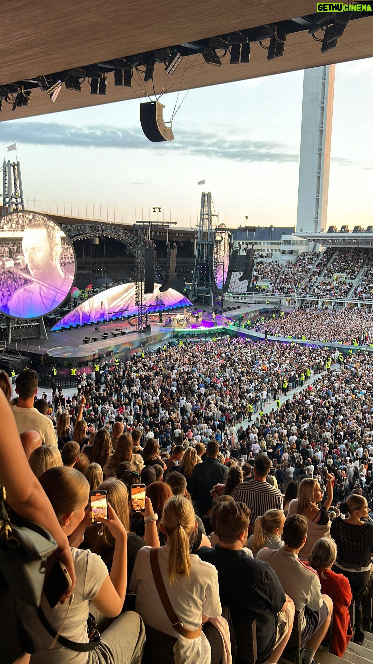 Mikko Parikka - 2.6K Likes - @coldplay -huuma jatkuu eilisen jälkeen varastossa😂❤️ Ihan mieletön keikka! Mut jos Will Championil alkaa neljäs ilta Stadissa painaa ranteissa ni mä oon valmis🥁 Saa soitella😍📲 #coldplayhelsinki