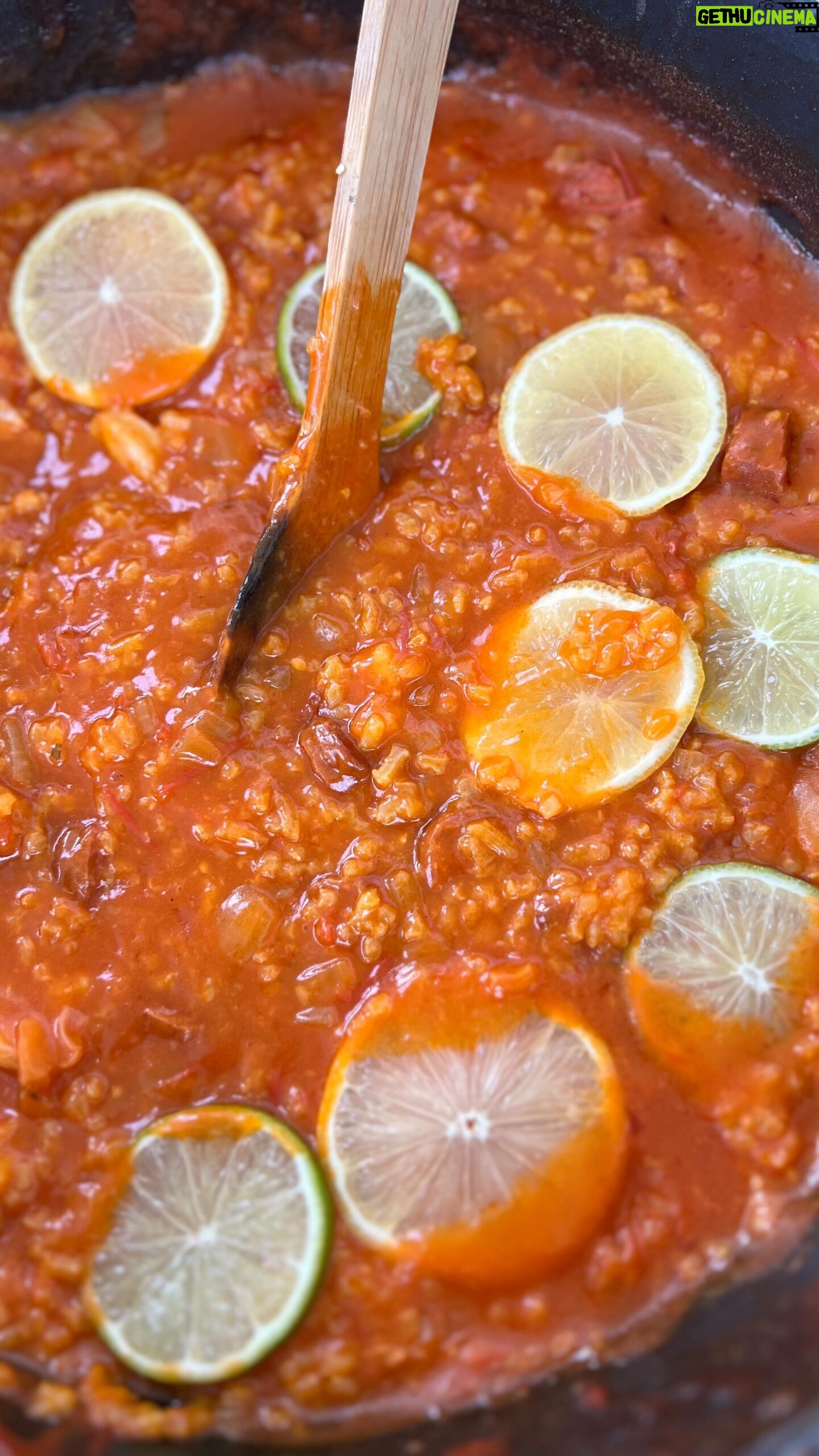 Mikko Parikka - 1.9K Likes - PAELLA🍤
Ainekset✌️
5 valkosipulinkynttä
2 isoa sipulia
4 isoa tomaattia
400 g chorizomakkaraa
1 dl oliiviöljyä
0,5 tl sahramia
2 tl savupaprikajauhetta
4 dl paellariisiä tai risottoriisiä
2 dl olutta
2 l kanalientä
1 dl tomaattipyreetä
2 limeä
2 sitruunaa
500 g scampeja
2 dl tuoretta persiljaa silppuna
Pilko valkosipuli, sipulit, tomaatit ja chorizo.
Laita pannu tulille ja lisää oliiviöljy, sahrami ja savupaprikamauste. Lisää joukkoon riisi sekä sipulit. Kuullota hetki ja kaada joukkoon olut.
Lisää tomaatit ja kaada pannulle hiljalleen kanaliemi. Sekoita mukaan tomaattipyre.
Kuun riisi alkaa olemaan kypsää, mausta paella sitruunan ja limen mehulla, sekoita joukkoon ravut ja chorizo. Maistele ja lisää suolaa jos tuntuu siltä😀
Kun ravut on muuttuneet punaisiksi on paella valmis. Koristele vielä sitruunan ja limen viipaleilla ja persiljalla👍