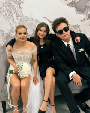 Milana Khametova Instagram - семья сегодня родилась
@anna.makovskaya 💍❤️ @1karat3 

безграничного счастья..♾️❤️