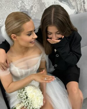 Milana Khametova Instagram - семья сегодня родилась
@anna.makovskaya 💍❤️ @1karat3 

безграничного счастья..♾️❤️