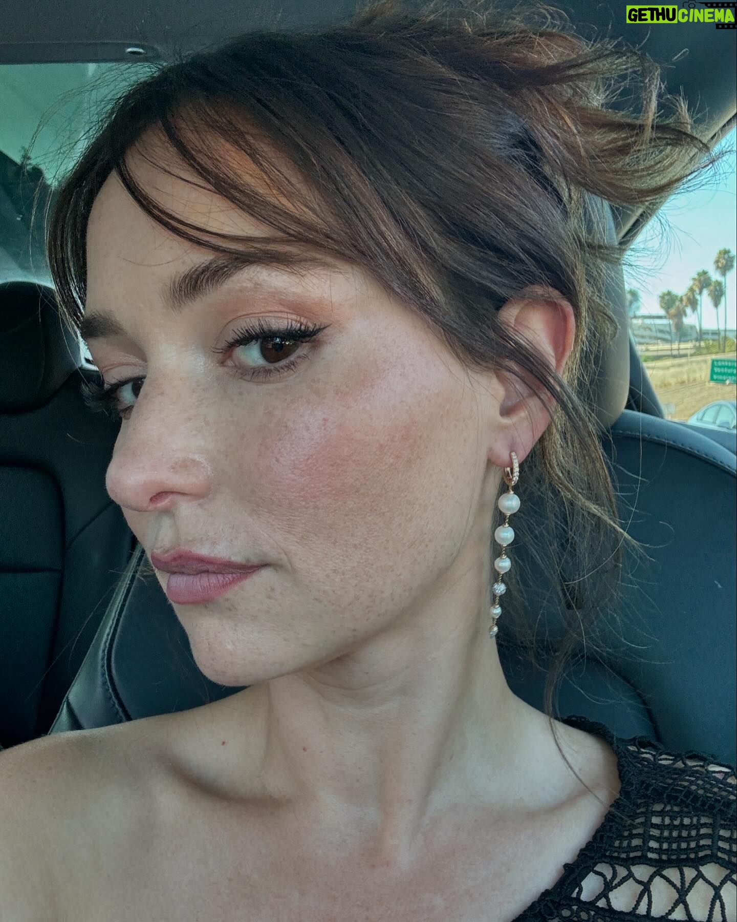 Milana Vayntrub - 31.1K Likes - Went to the premiere of @onlymurdershulu to show you my calves. Wait no. I mean to celebrate the work of idols, friends and strangers. The first episode of season 4 is so fun and the party was blast! Thanks for having us @hulu!
Always wearing my @coattmorsecoded bracelet. This one says Thank You in Morse code because being grateful keeps the good times coming, and they donāt stop comin.