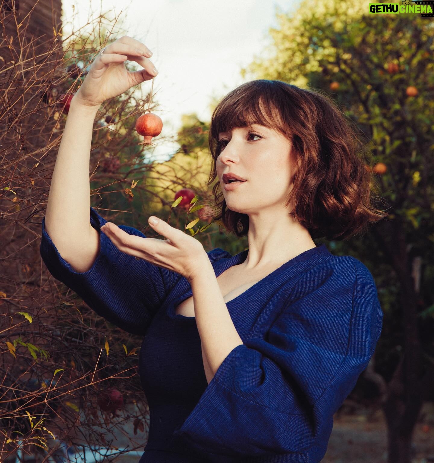 Milana Vayntrub - 21.7K Likes - Swipe for complex circus tricks š¤”
š·: genius @selashiloni