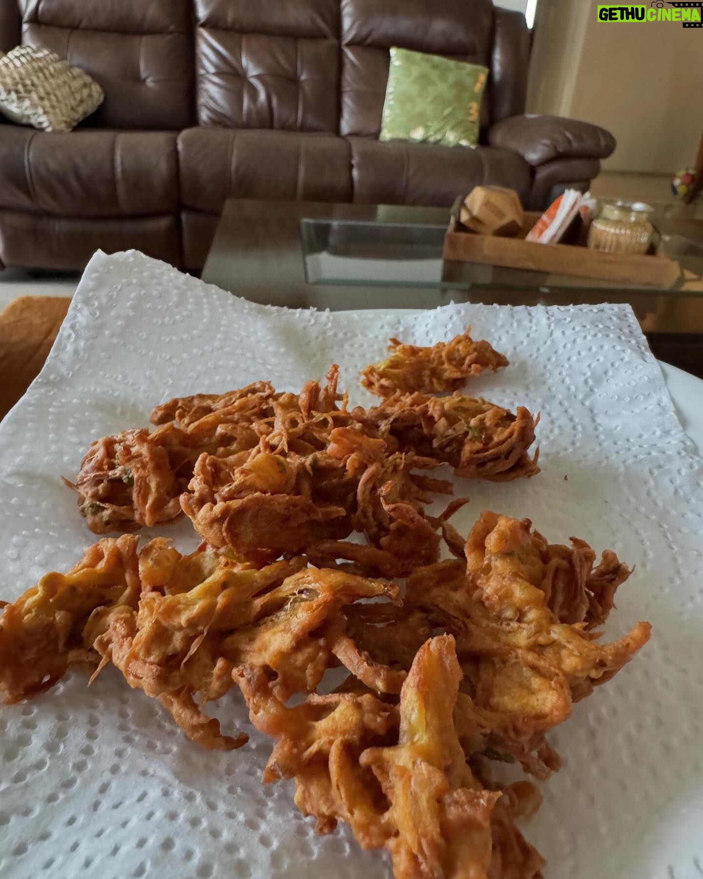Milap Zaveri - 117 Likes - Bandh karo kajiyaa, khaayi lo Bhajiyaa! 😌😍 #RainySundaySnack