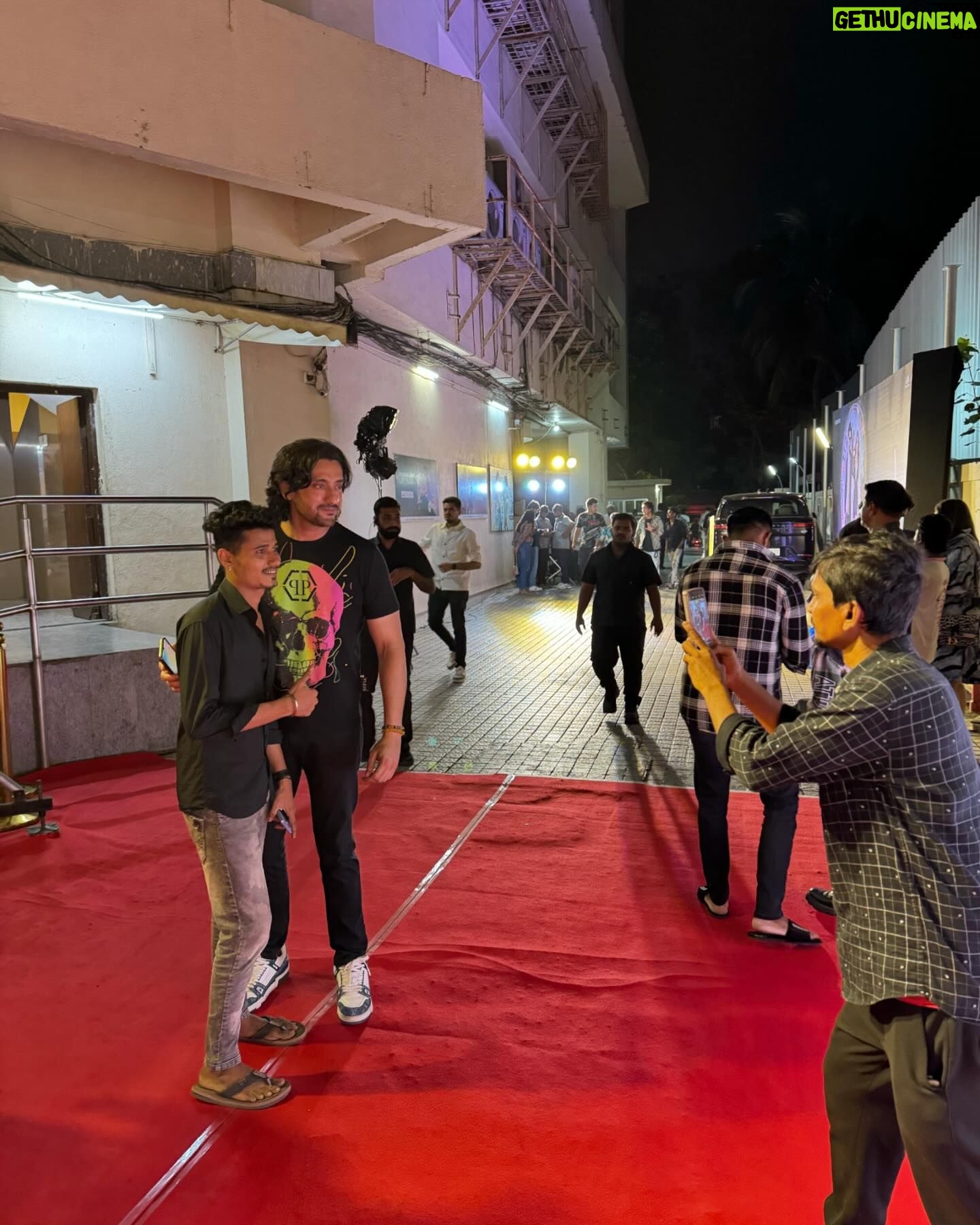Milap Zaveri - 89 Likes - Click of a Fan clicking a pic with @shaadrandhawa ❤️