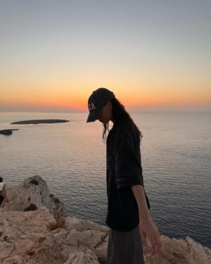 Milena Smit Instagram - Sylvia Plath: «No sé lo que es no tener emociones profundas. Incluso cuando no siento nada, lo siento completamente»