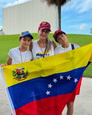 Milena Torres Instagram - VENEZUELA 🇻🇪 Que Grande eres, que fuerte eres 🙌🏻 tengo en ti todas mis Ilusiones 🙏🇻🇪🙌🏻 Renacerás, de eso estoy segura 🙏 Dios con nosotros #hastaelfinal #vamosvenezuela #fé