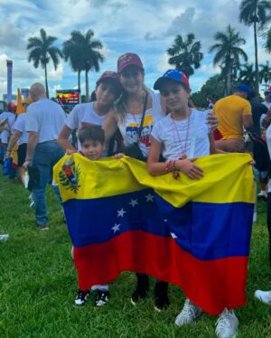 Milena Torres Instagram - VENEZUELA 🇻🇪 Que Grande eres, que fuerte eres 🙌🏻 tengo en ti todas mis Ilusiones 🙏🇻🇪🙌🏻 Renacerás, de eso estoy segura 🙏 Dios con nosotros #hastaelfinal #vamosvenezuela #fé