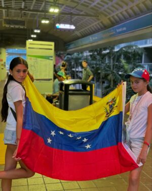Milena Torres Instagram - VENEZUELA 🇻🇪 Que Grande eres, que fuerte eres 🙌🏻 tengo en ti todas mis Ilusiones 🙏🇻🇪🙌🏻 Renacerás, de eso estoy segura 🙏 Dios con nosotros #hastaelfinal #vamosvenezuela #fé