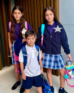 Milena Torres Instagram - Feliz Primer dia de Escuela mis niños Amados 🩷🩵🩷 Ya en 6th grado, 5th grado y Kindergarten 🥹🙏 No puedo creer que ya esten tan grandes 🙌🏻 #graciasdios 
Todo por ustedes ha valido la pena 💪👏 Los Amo con mi vida #firstdayofschool 🏫 #backtoschool 

@gymnast_sisters_anac 
@jeanlucapalmegiani