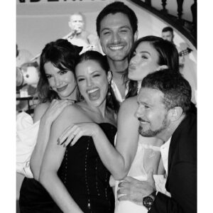 Millaray Viera Instagram - Inolvidables momentos con mi Icon Family en 🇧🇷🫶
1- Qué buena fiesta!
2- El mejor Squad!🥹 (Te extrañamos @mario_houses )
3- Casi lista.
4- Buen lookcito.
5- Mi Amigo el icónico.
6- Uno de nuestros mil abrazos, amiga.
7- Ilari, ilarié! Te adoro Marcia!
8- Gracias Rómulo y familia!
9- Mis amigas Stef y Agatha, lo más lindo!!!
10- Cerrando el viaje en casa de Rómulo.

@antoniobanderas @stefroitman @agathaamoreiraa @romuloestrela