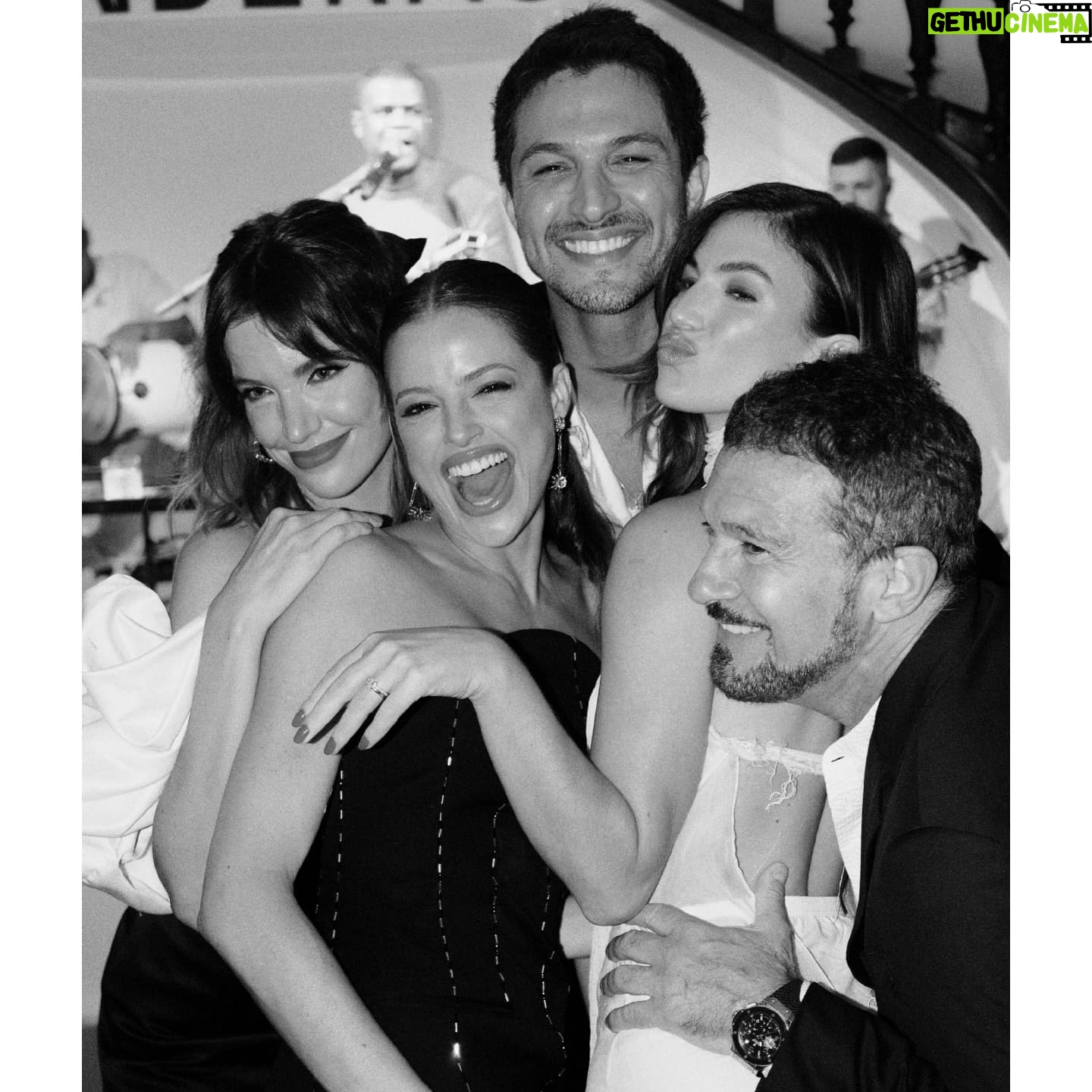 Millaray Viera - 21.8K Likes - Inolvidables momentos con mi Icon Family en 🇧🇷🫶
1- Qué buena fiesta!
2- El mejor Squad!🥹 (Te extrañamos @mario_houses )
3- Casi lista.
4- Buen lookcito.
5- Mi Amigo el icónico.
6- Uno de nuestros mil abrazos, amiga.
7- Ilari, ilarié! Te adoro Marcia!
8- Gracias Rómulo y familia!
9- Mis amigas Stef y Agatha, lo más lindo!!!
10- Cerrando el viaje en casa de Rómulo.
@antoniobanderas @stefroitman @agathaamoreiraa @romuloestrela